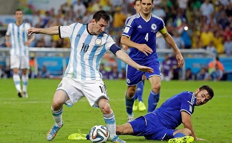 Hàng phòng ngự tích cực cản bóng đi trên sân